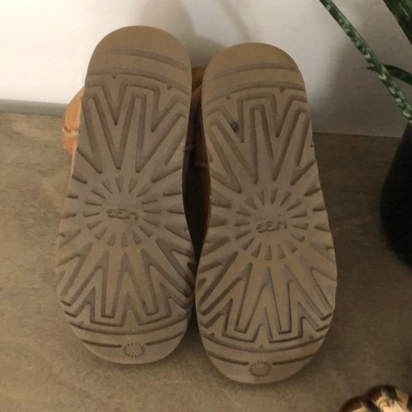 UGGS - Picture 5 of 5